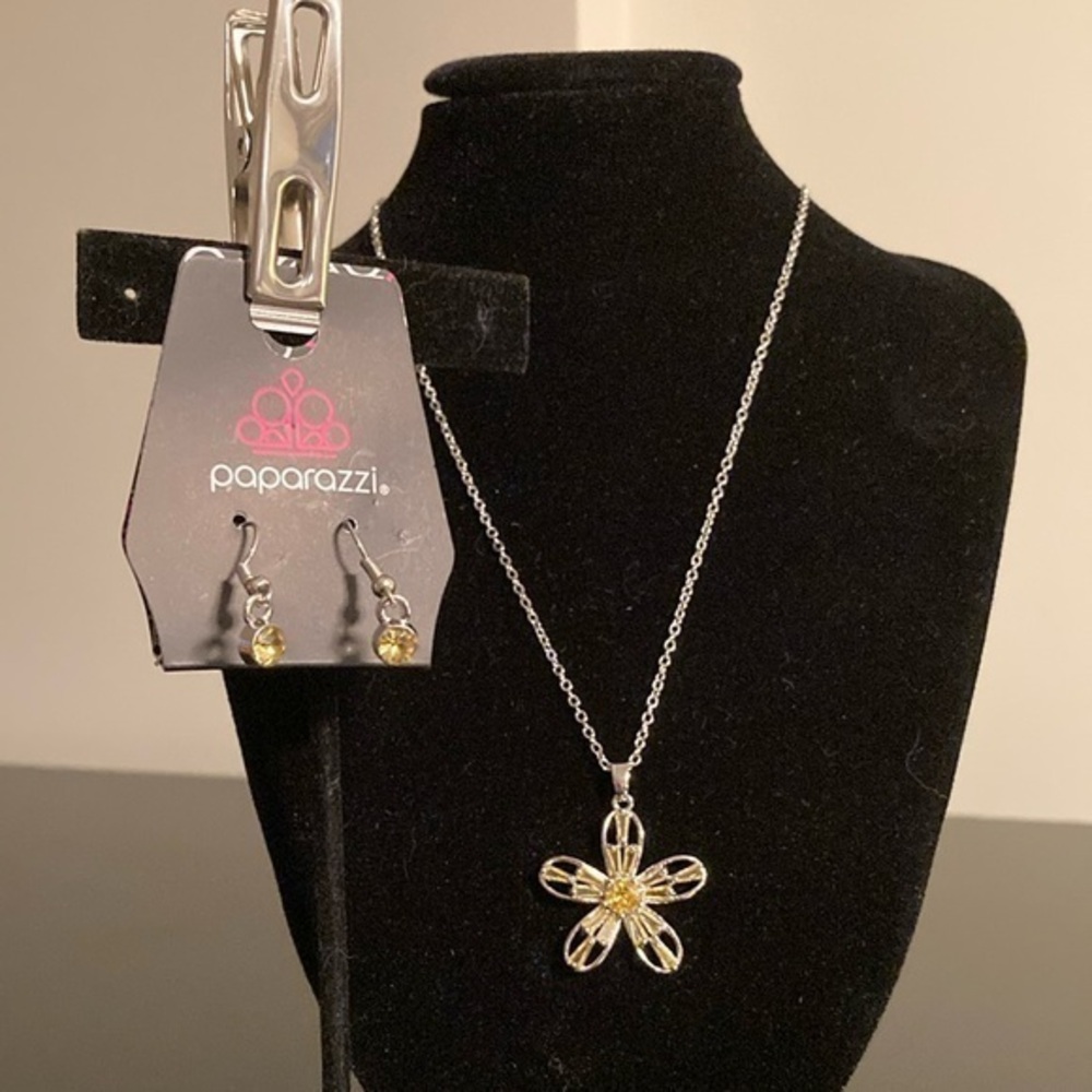 Paparazzi Two-Tone Floral Necklace Set